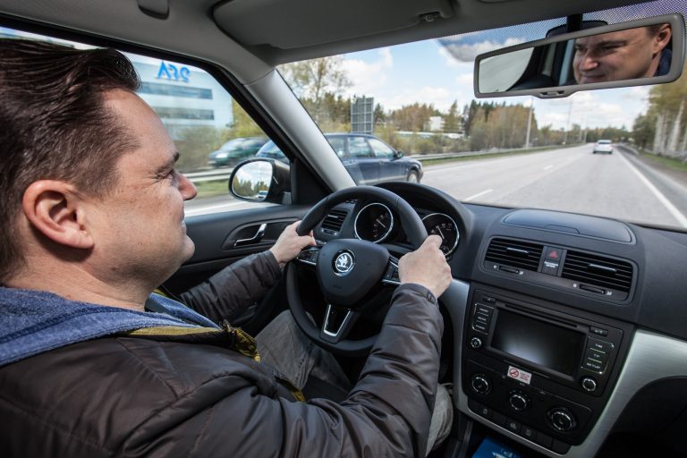 Autoilija pitää turvaväliä edellä ajavaan.