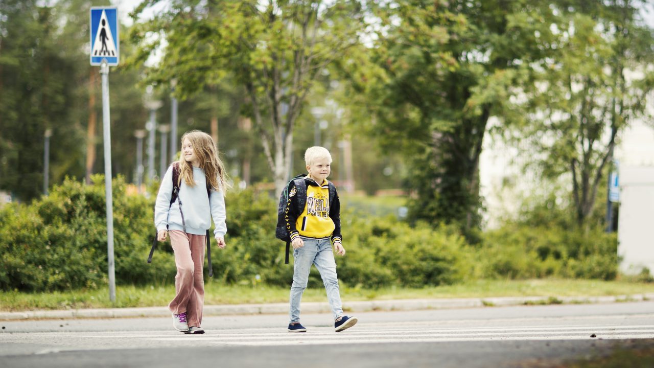 Lapset ylittämässä suojatietä