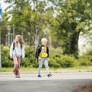 Lapset ylittämässä suojatietä