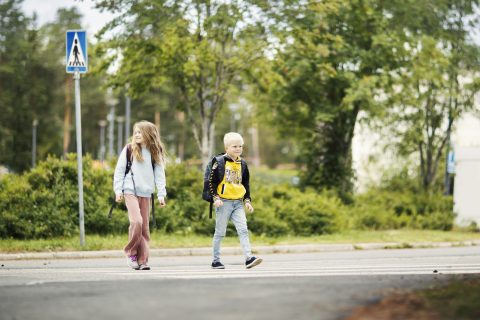 Lapset ylittämässä suojatietä