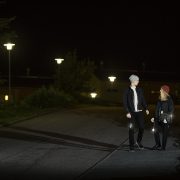 Nuoret kävelevät tienlaidassa hämärässä heijastimet hihoissaan.