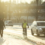 Kulje oikeassa paikassa - pyöräkaistalla ajava pyöräilijä, kävelijät ja autoilija kulkevat kukin oikeassa paikassa.