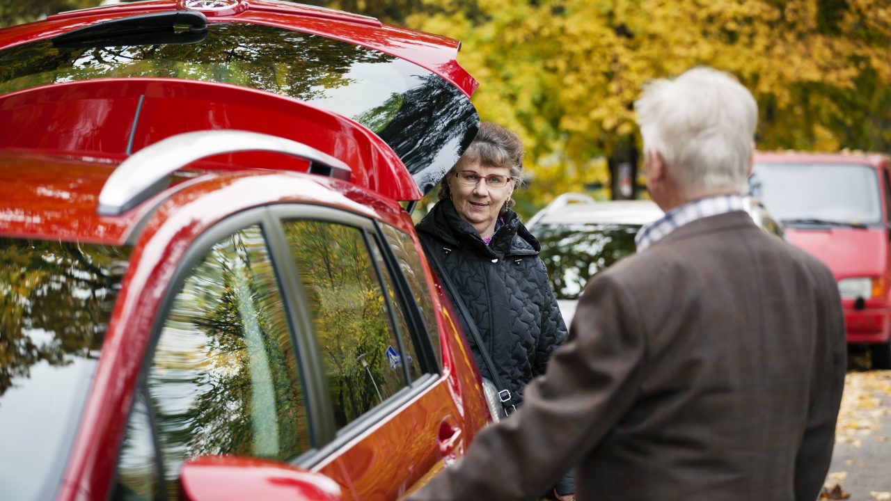 Pariskunta lähdössä autoilemaan.