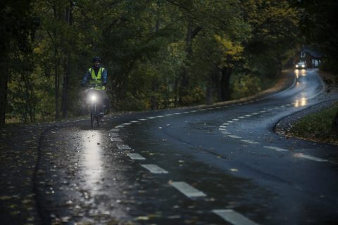 Pyöräilijä pimeällä tiellä.