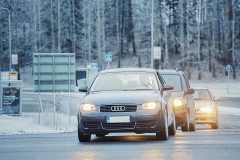 Kolme autoa ajaa jonossa liittymästä.