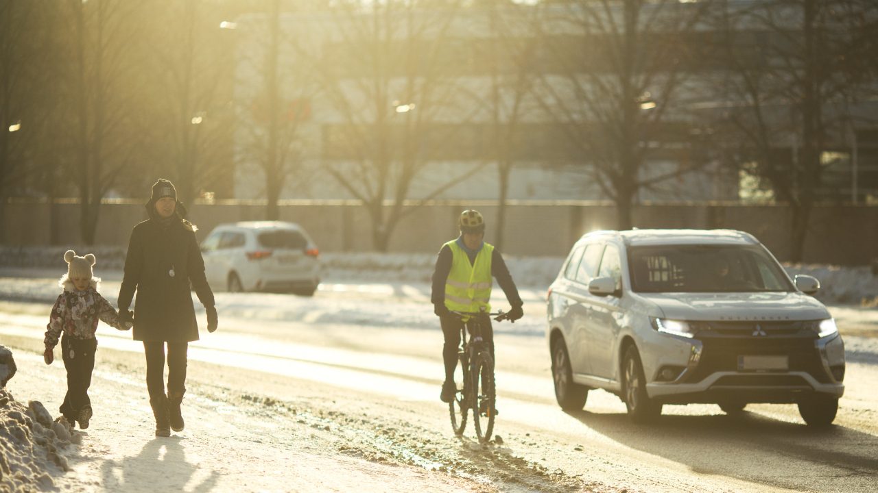 Kävelijät, pyöräilijä ja autoilija kulkevat omilla väylillään.