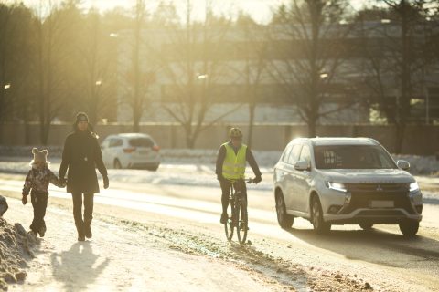 Kävelijät, pyöräilijä ja autoilija kulkevat omilla väylillään.