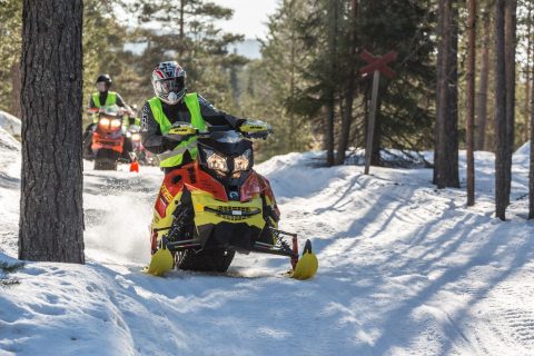 Moottorikelkkailija reitillä.