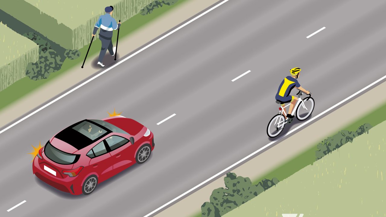 Autoilija ohittaa maantien laidassa polkevan pyöräilijän viereisen kaistan kautta.