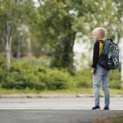 Koululainen tietä ylittämässä.