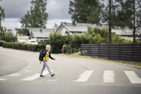 Koululainen ylittämässä suojatietä.