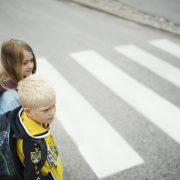 koululaiset suojatien edessä