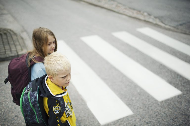 koululaiset suojatien edessä