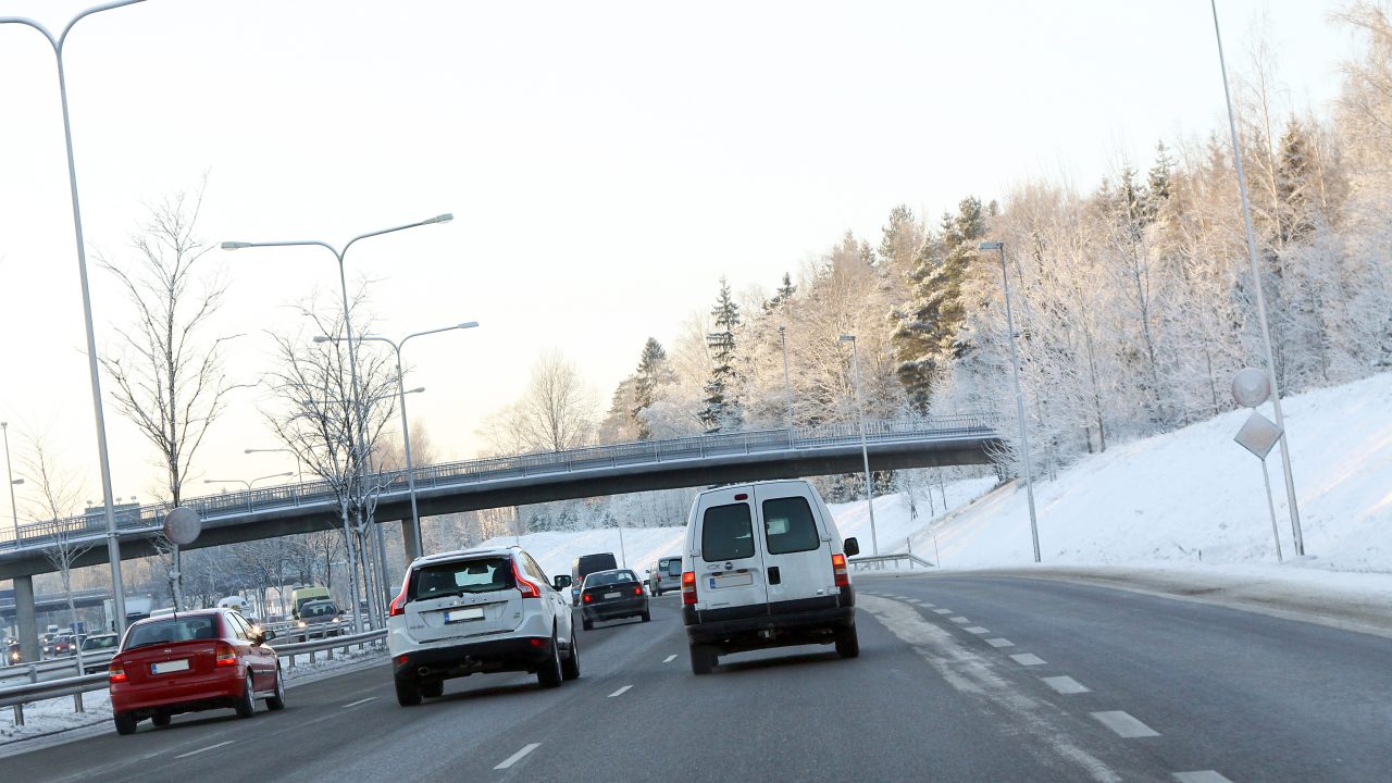 Autoja talviliikenteessä