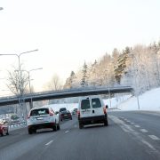 Autoja talviliikenteessä.