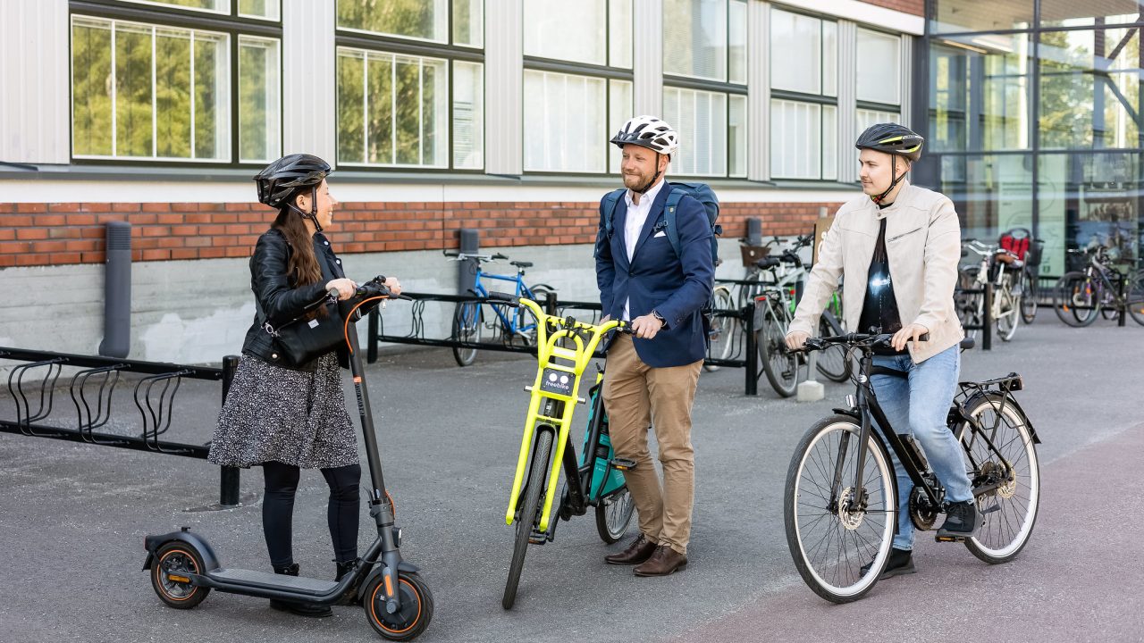 Turvallinen työmatkaliikenne kattaa myös työasiamatkat esimerkiksi sähköpyörällä ja sähköpotkulaudalla.