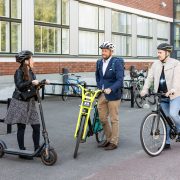 Turvallinen työmatkaliikenne kattaa myös työasiamatkat esimerkiksi sähköpyörällä ja sähköpotkulaudalla.