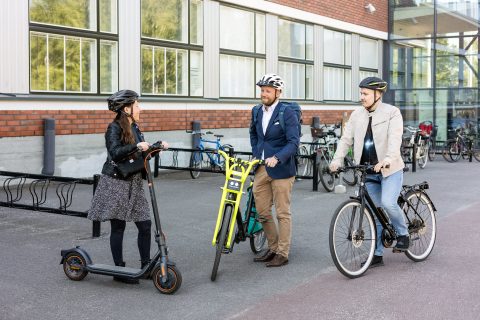 Turvallinen työmatkaliikenne kattaa myös työasiamatkat esimerkiksi sähköpyörällä ja sähköpotkulaudalla.