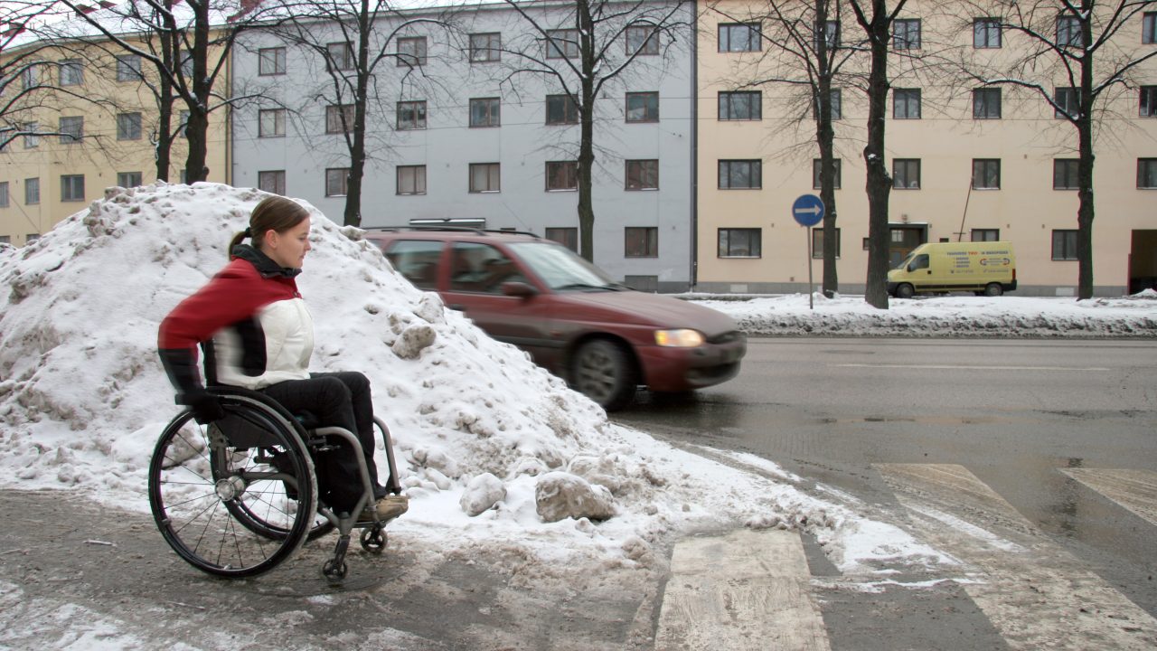 Invalidiliitolta kuva pyörätuolilla liikkuvasta henkilöstä.