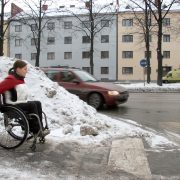 Invalidiliitolta kuva pyörätuolilla liikkuvasta henkilöstä.