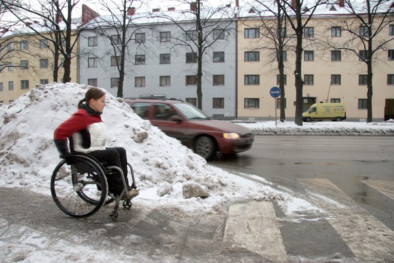 Invalidiliitolta kuva pyörätuolilla liikkuvasta henkilöstä.
