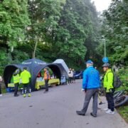 Työmatkapyöräilijöiden aamukahvilla Lahdessa vuonna 2021 pyöräilijöitä värikkäissä asuissaan.