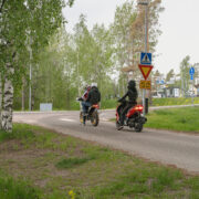 Kaksi mopoa pysähtyneenä risteykseen.