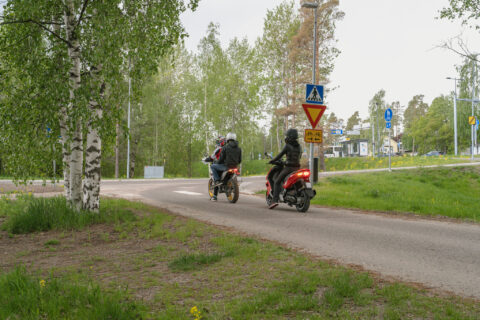 Kaksi mopoa pysähtyneenä risteykseen.