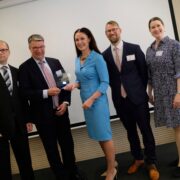 Suomalaisten delegaatio vastaanottamassa PIN-palkintoa.