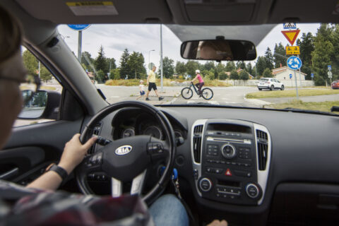 Liikenneympyrään saapuva auto antaa tietä suojatiellä kulkeville jalankulkijoille ja pyöräilijöille. Ennen suojatietä on kärkikolmio osoittamassa väistämisvelvollisuutta.