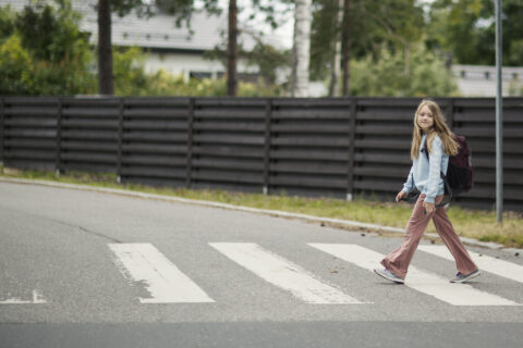 Lapsi ylittää suojatietä