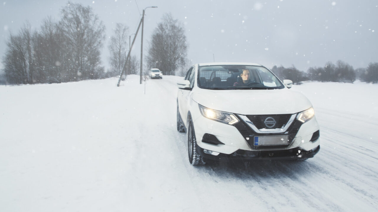 Ennakoiva autoilija pitää kelivaraa, eli sopivaa nopeutta ja turvaväliä talvella.
