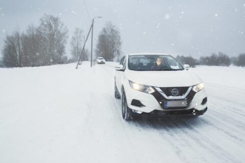 Ennakoiva autoilija pitää kelivaraa, eli sopivaa nopeutta ja turvaväliä talvella.