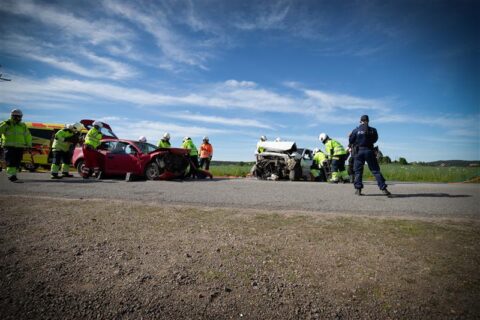 Pelastushenkilökunta ja poliisi onnettomuuspaikalla.