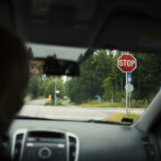 Autoilija pysähtyneenä stop-merkin eteen.