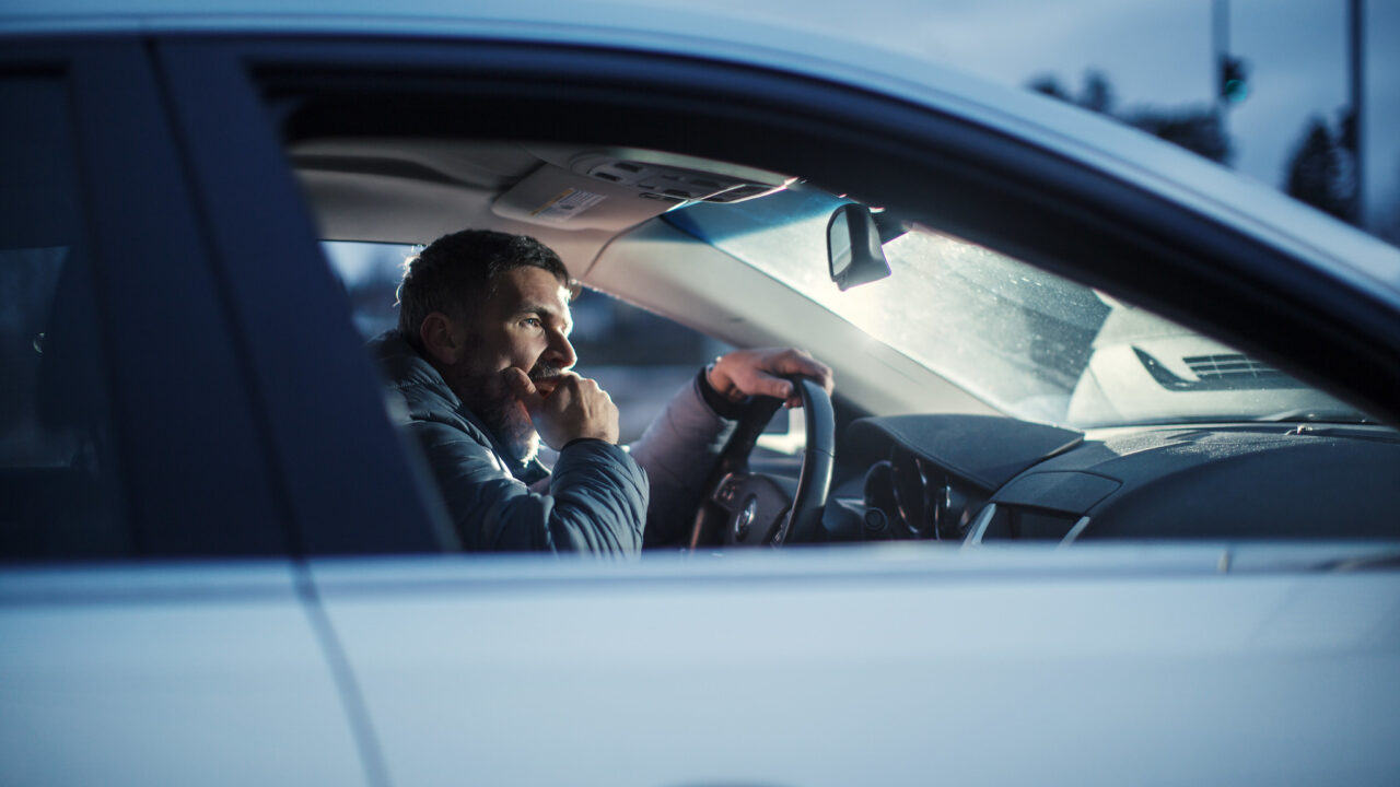 Kuljettaja haukottelee ratissa.