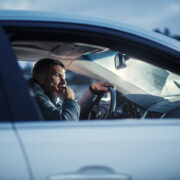 Kuljettaja haukottelee ratissa.