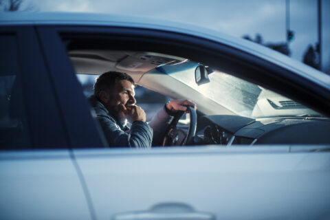 Kuljettaja haukottelee ratissa.