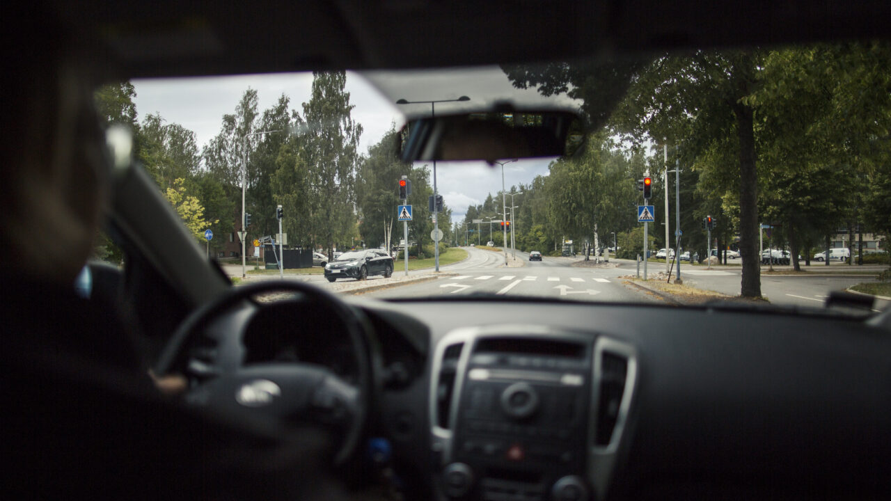 Liikennevalot auton sisältä päin katsottuna.