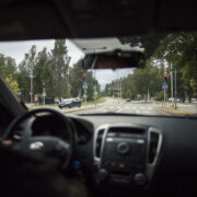 Liikennevalot auton sisältä päin katsottuna.