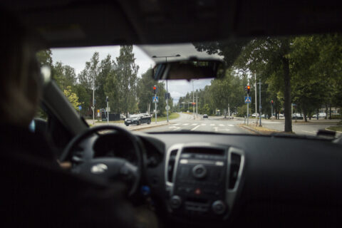 Liikennevalot auton sisältä päin katsottuna.