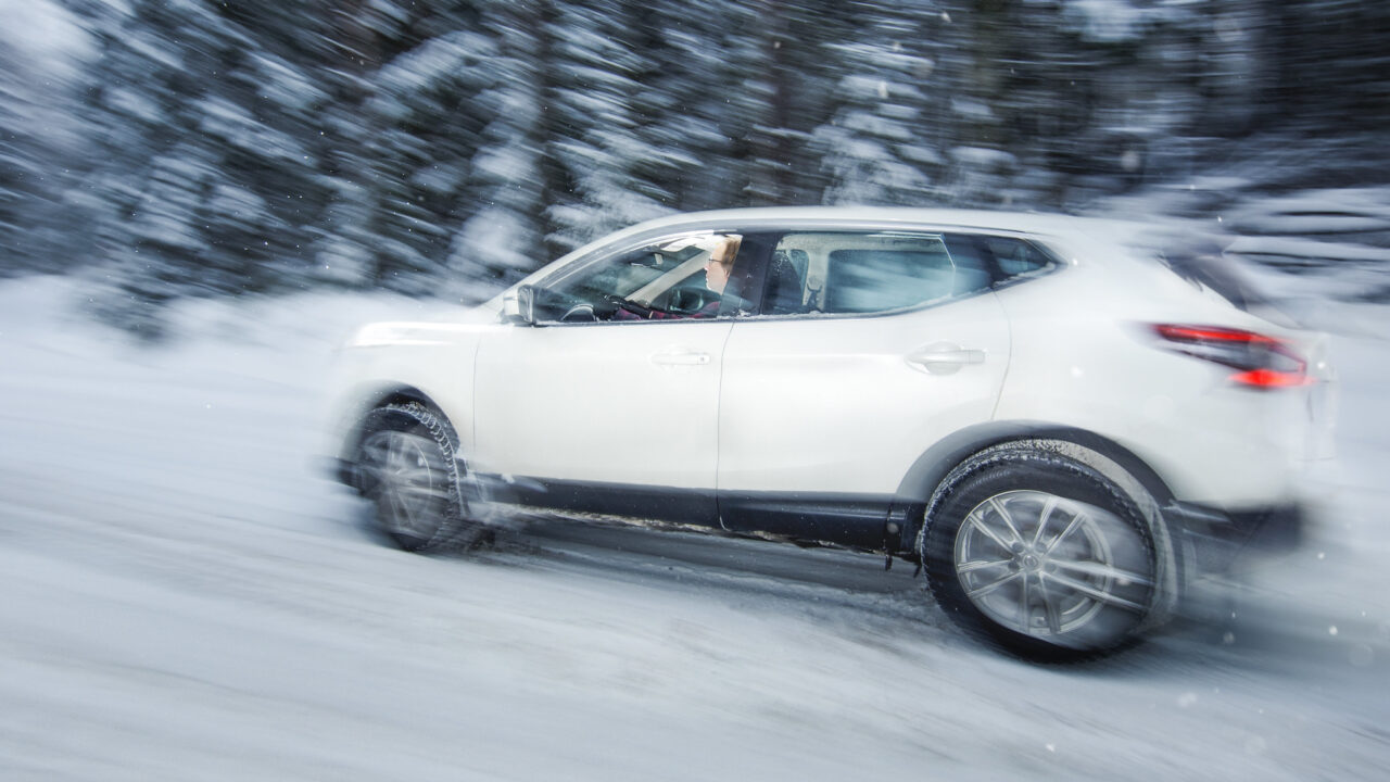 Auto talvisessa kelissä