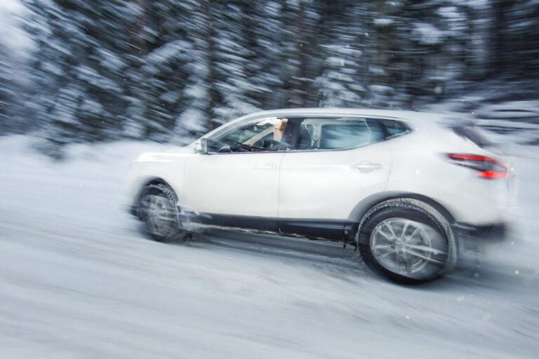 Auto talvisessa kelissä