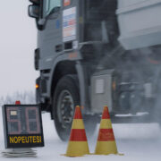 raskas ajoneuvo ja jarrutusmatkan mittari talvisisissa olosuhteissa.