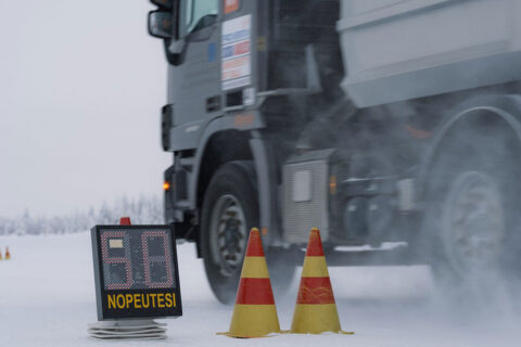 raskas ajoneuvo ja jarrutusmatkan mittari talvisisissa olosuhteissa.