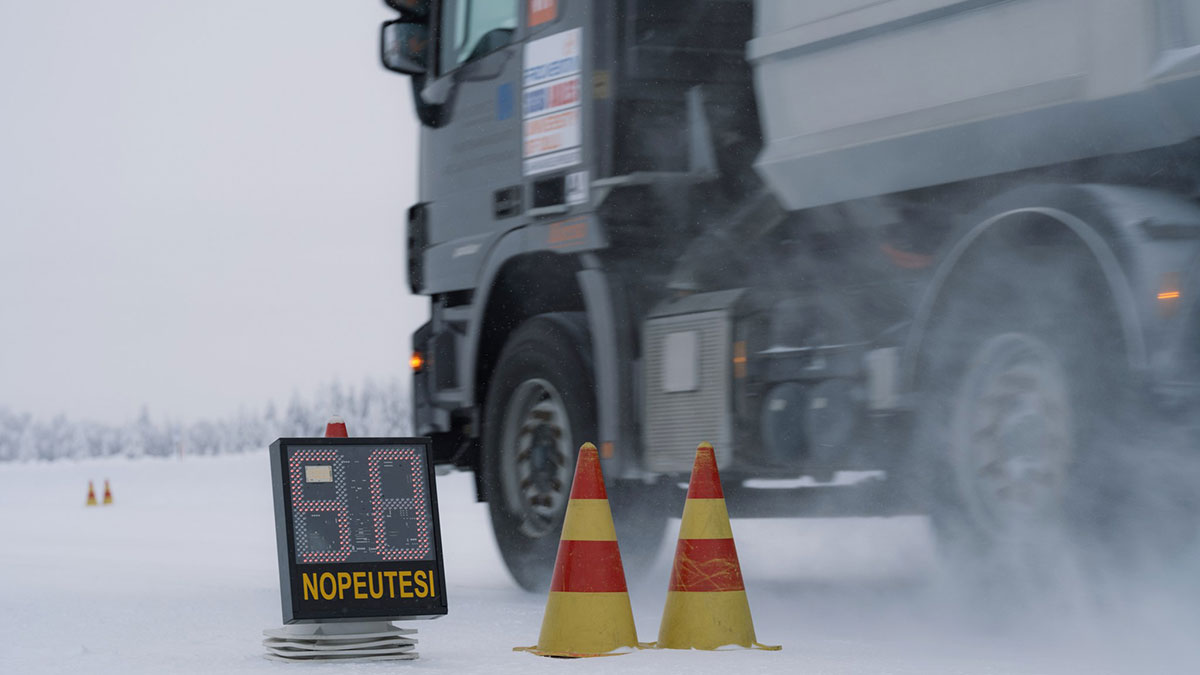 raskas ajoneuvo ja jarrutusmatkan mittari talvisisissa olosuhteissa.