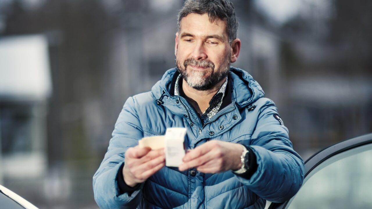 Kuljettaja tarkastelee lääkepakkausta