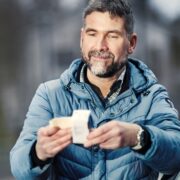 Kuljettaja tarkastelee lääkepakkausta