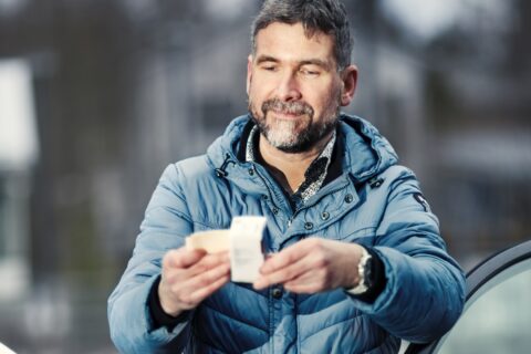 Kuljettaja tarkastelee lääkepakkausta