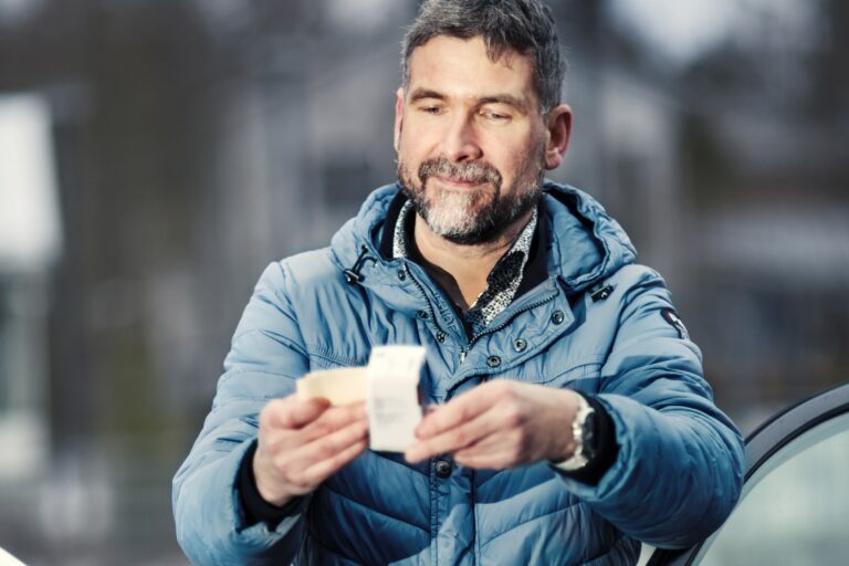 Kuljettaja tarkastelee lääkepakkausta